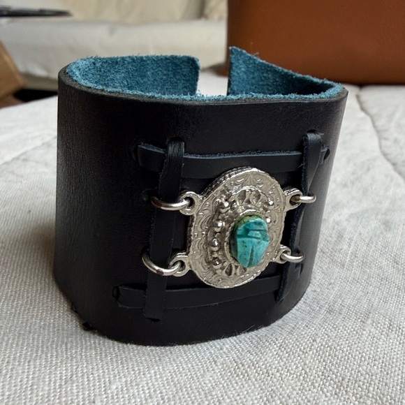 🎭 NEW 🎭 Black Leather Wearable with Silver and Turquoise Accent Scarabei Charm - Picture 1 of 6